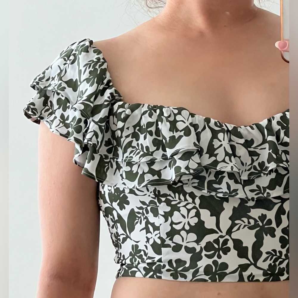 Dynamite patterned sweetheart ruffled crop top